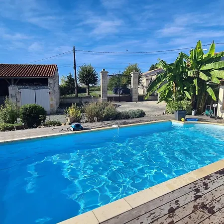 Gites De 2 A 11 Personnes Au Domaine D'Usson Echebrune Extérieur photo