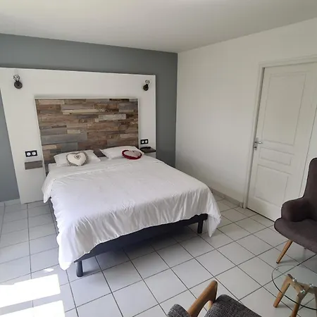 Gites De 2 A 11 Personnes Au Domaine D'Usson Echebrune Extérieur photo