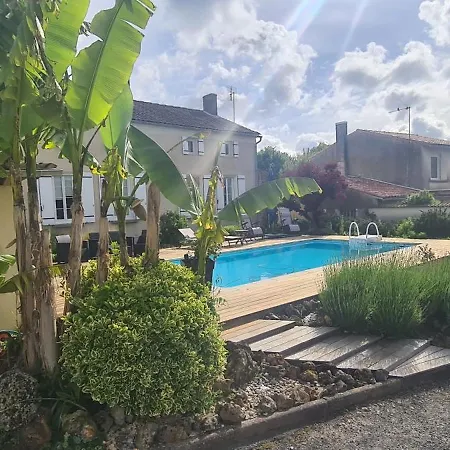 Gites De 2 A 11 Personnes Au Domaine D'Usson Echebrune Extérieur photo