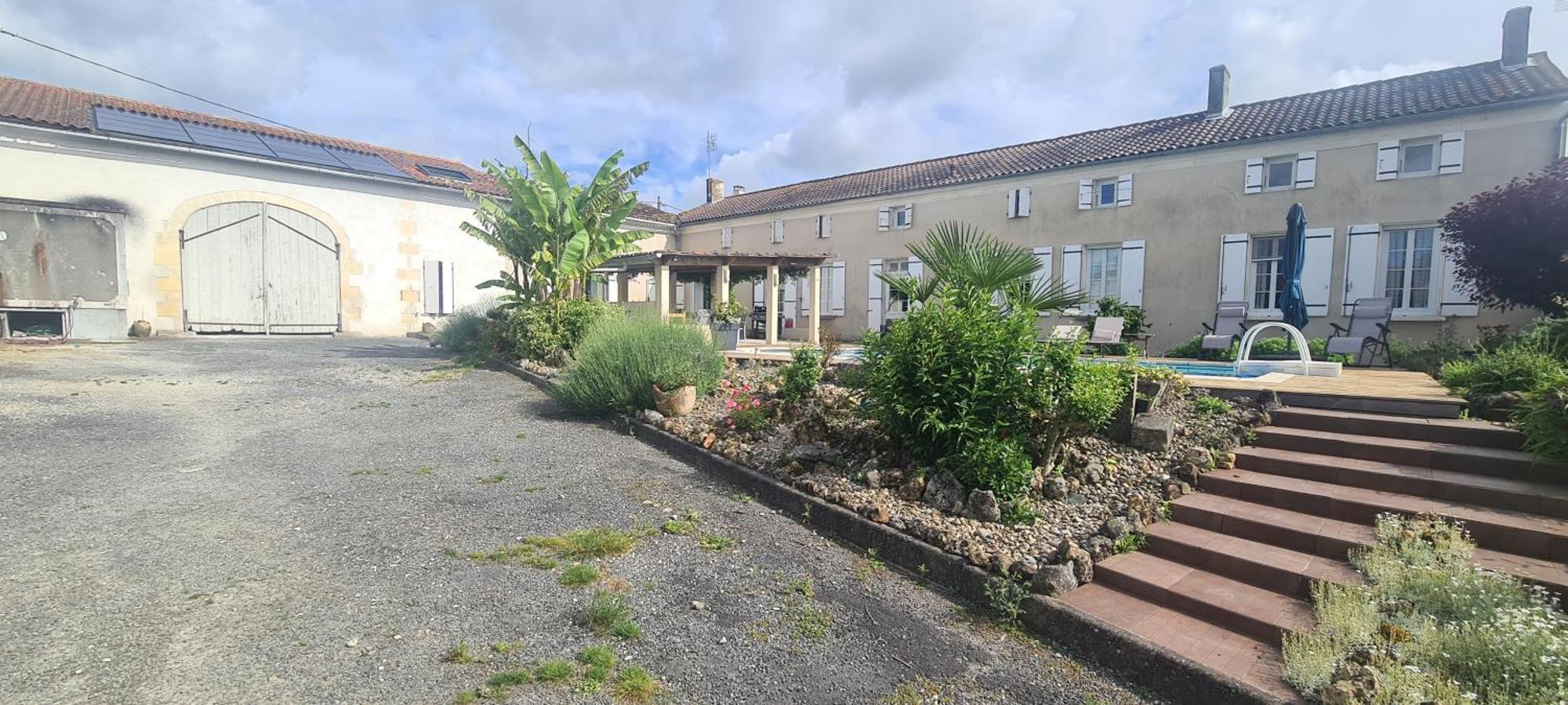 Hébergement de vacances De 2 A 11 Personnes Au Domaine D'usson *